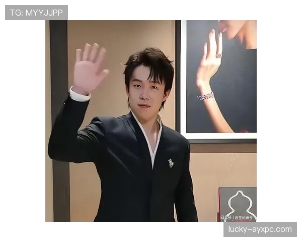 王楚钦出机场拎的包比我家月供还贵，路人都看傻了